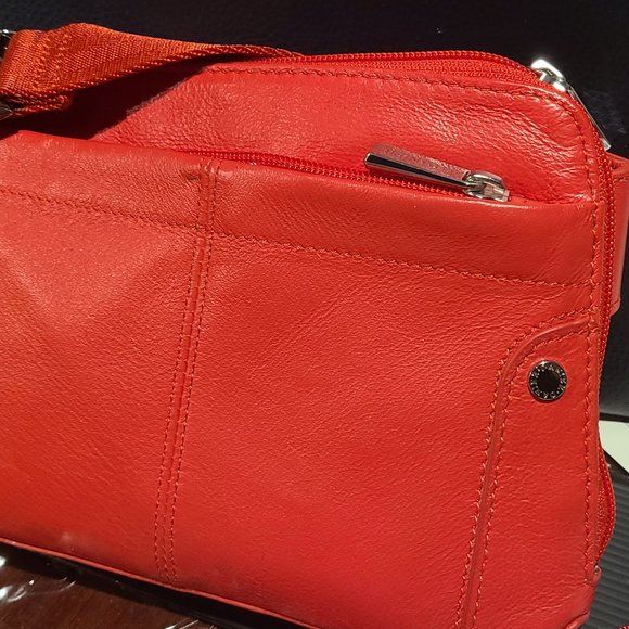 New Genuine Danier leather fanny pack belt bag in vibrant red & silver - Picture 9 of 11